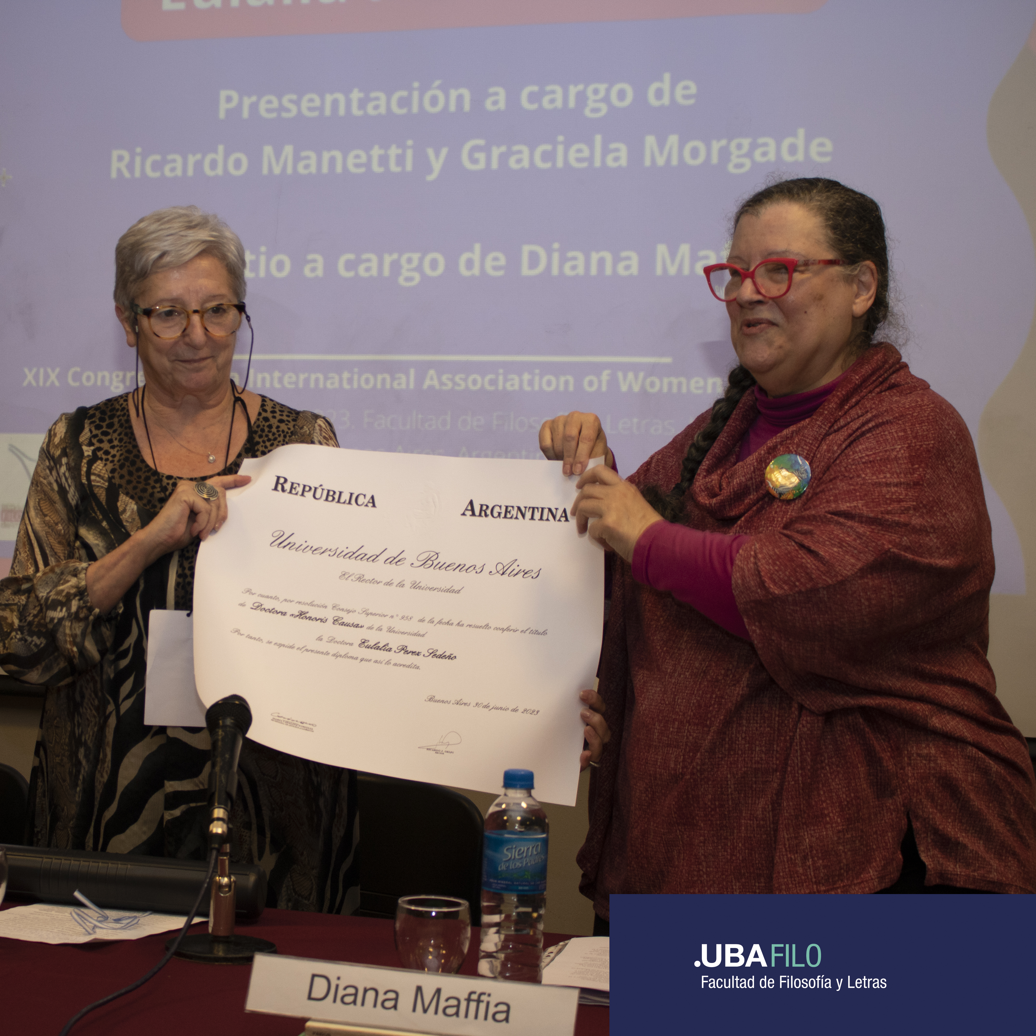 Eulalia Perez Sedeño y Diana Maffía sostienen el diploma de Honoris Causa